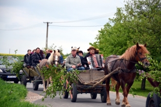 Z rodziną i plecakiem na spotkanie z tradycją - Zielone Świątki w gminie Łopiennik Górny - 24.05.2015 r